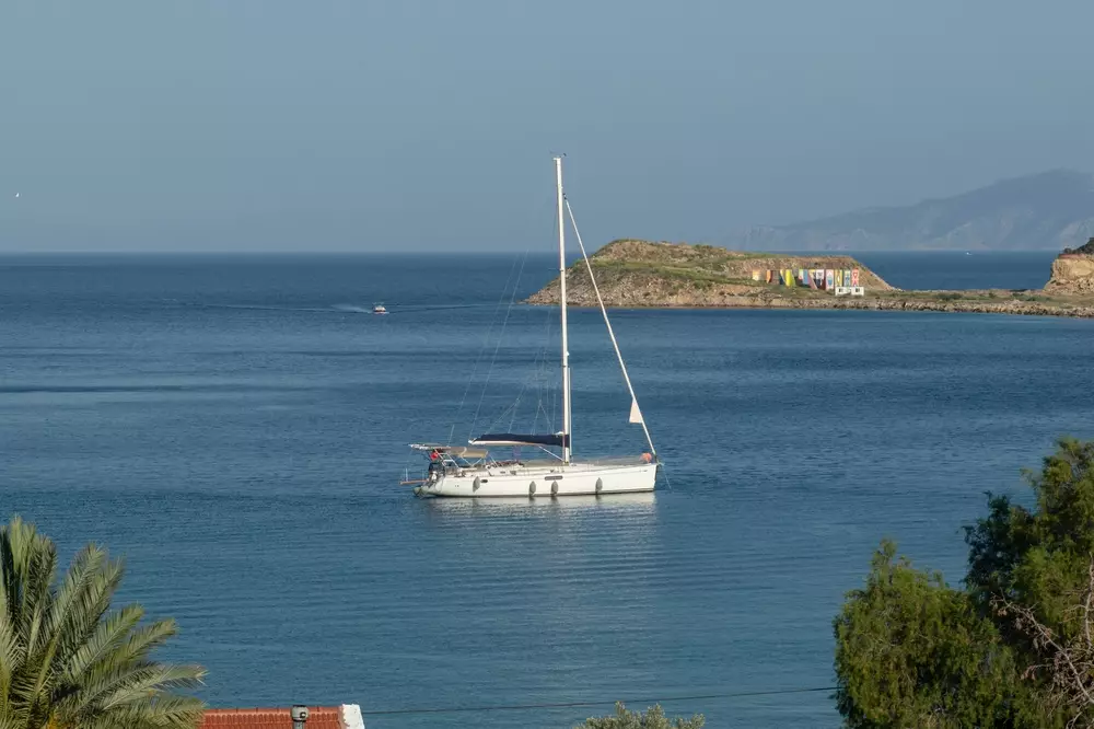 Un vas de pescuit a fost atacat și s-a scufundat în Marea Neagră. Garda de Coastă turcă anunță că un marinar a murit